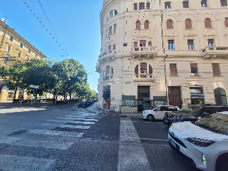 Incendio in casa nel centro di Ancona, famiglia evacuata